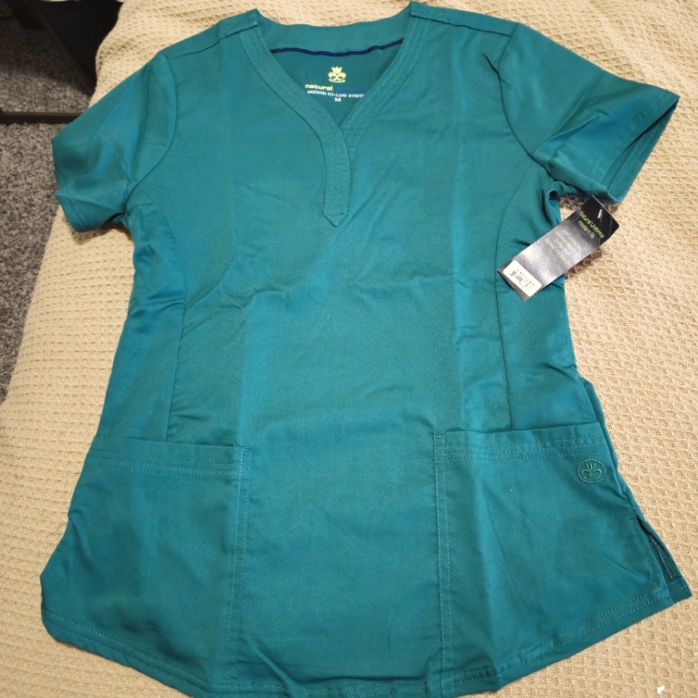 2 Natural scrub top in hunter green sz M